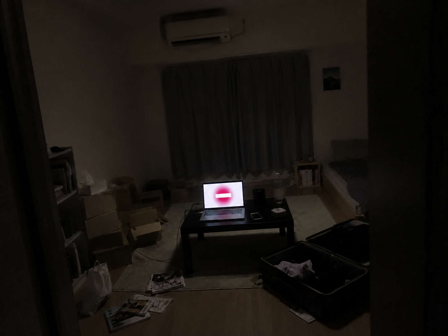 暗い室内でノートパソコンに表示された本作。
