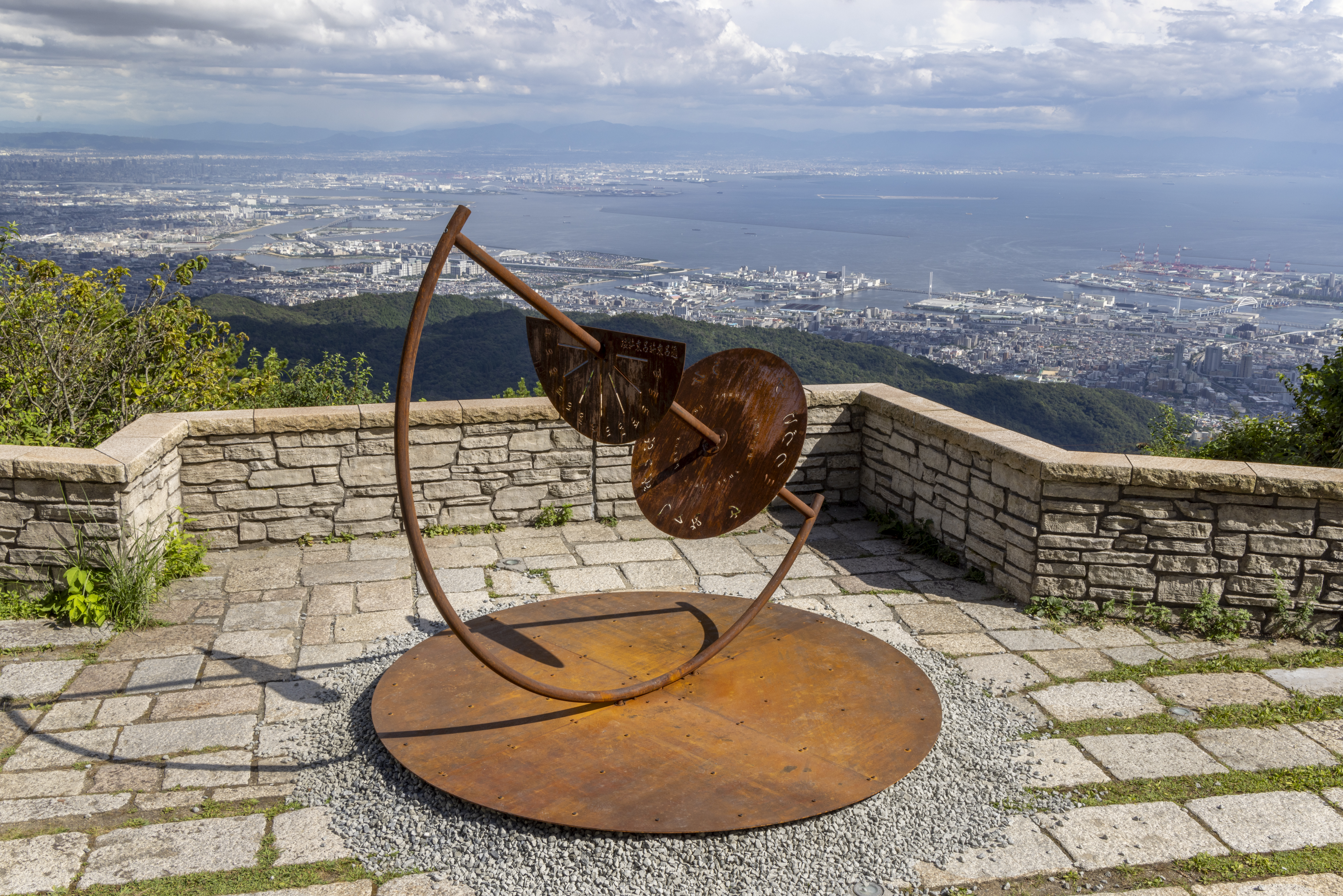 新たな大地のための日時計